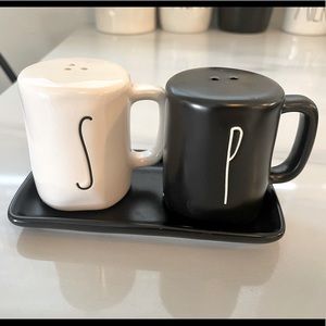 🔴 SOLD White & Black salt and pepper shakers